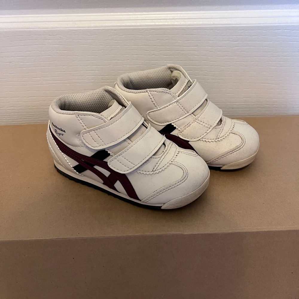 Onitsuka Tiger Tokyo by Asics boys  sneakers
size us 9